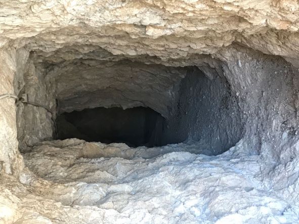 Höhlengang in Menetes 1a.JPG