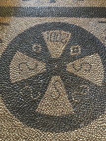 Mosaik am Dorfplatz in Fry.JPG